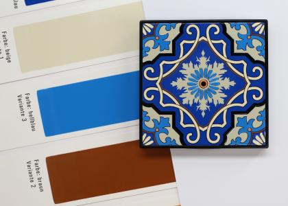 Spiegel mit Fliesenmuster und Farbstreifen